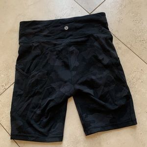 Lululemon Women’s Bike Shorts Black Camo Size 6